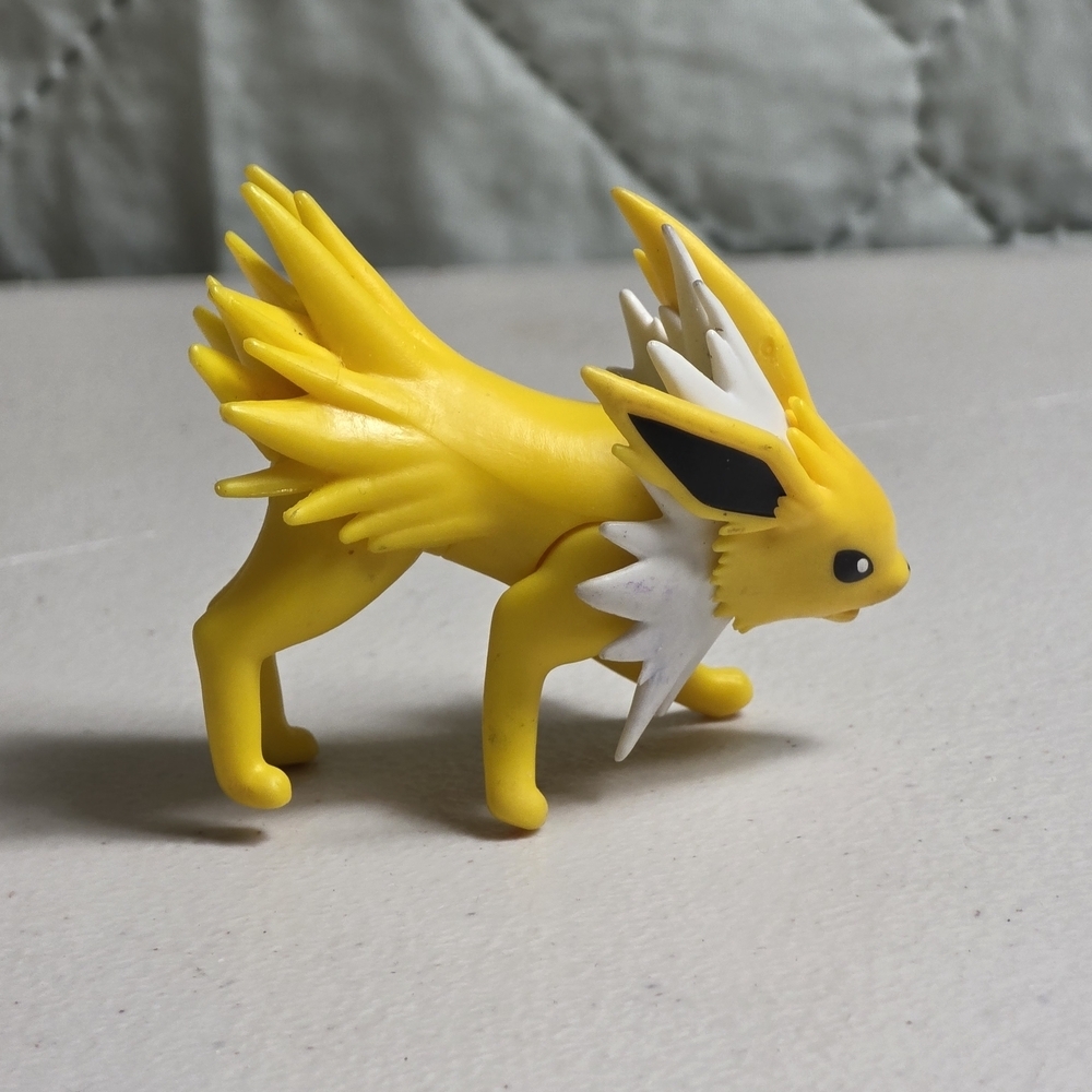 POKEMON JOLTEON Yellow and White Collectible Figure - Picture 3 of 7